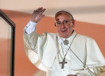 Franciszek w oknie papieskim i... na Skypie