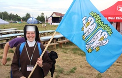 Bernardynka s. Dominika z flagą Łowicza