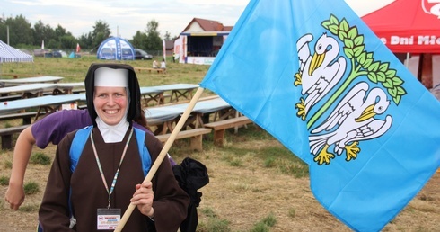 Bernardynka s. Dominika z flagą Łowicza