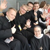 Klerycy także przyszli na katechezę na stadionie "Cracovii"