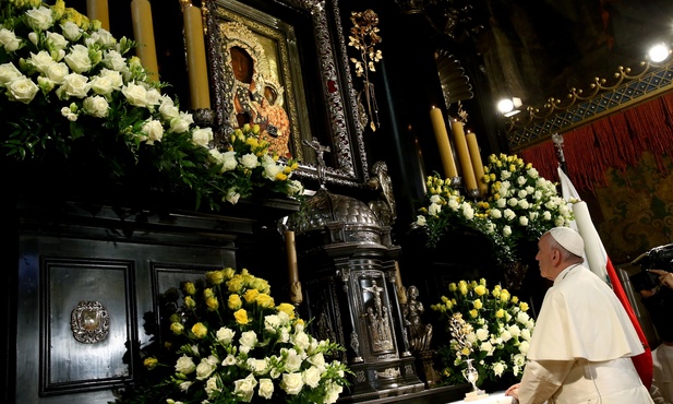 Papież podarował Maryi różę
