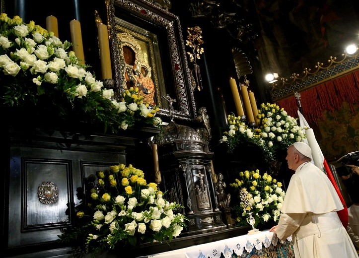 Papież podarował Maryi różę