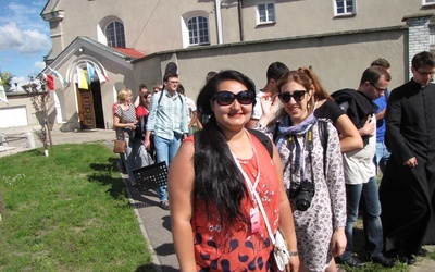 Rima (na pierwszym planie) z grupą Ormian zwiedza kościół klarysek kapucynek w Przasnyszu