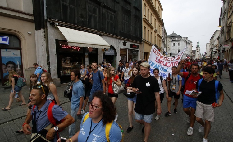 Młodzi na błoniach czekają