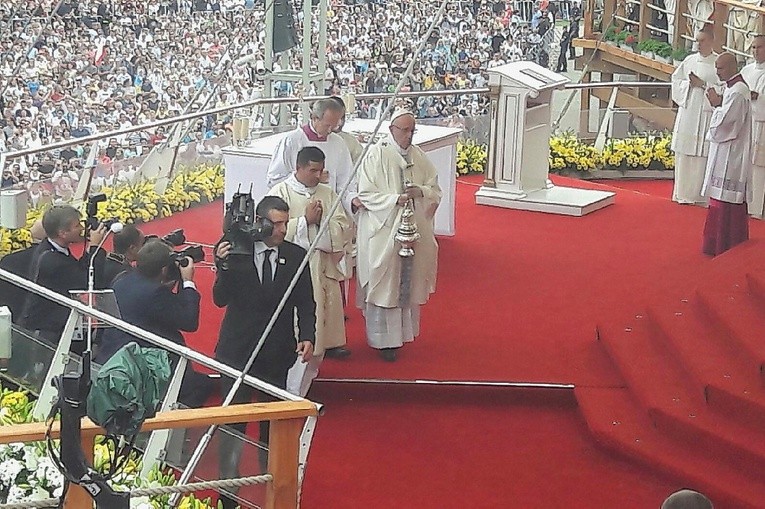 Kapłani warmińscy na Mszy św. z papieżem Franciszkiem.