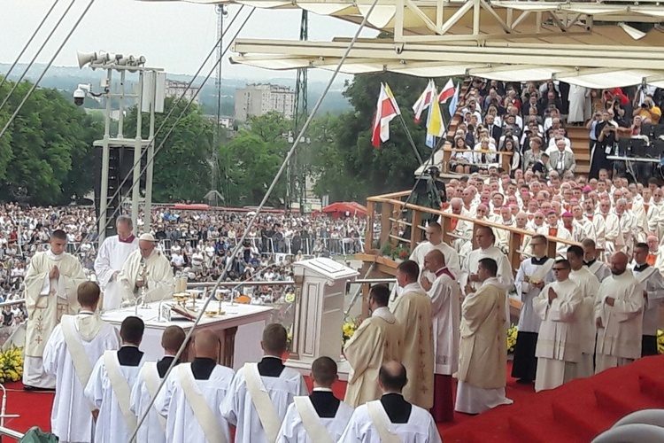 Kapłani warmińscy na Mszy św. z papieżem Franciszkiem.