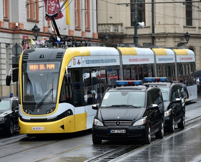 Klucze miasta dla papieża i powitanie na Błoniach 