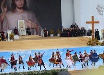 Młodzi tłumnie zgromadzeni na Błoniach