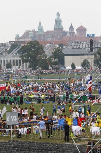 Młodzi na błoniach czekają