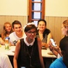 Mathilda (w białym wianku na głowie) z przyjaciółmi z Polski i Francji w dniu swojej I Komunii Świętej