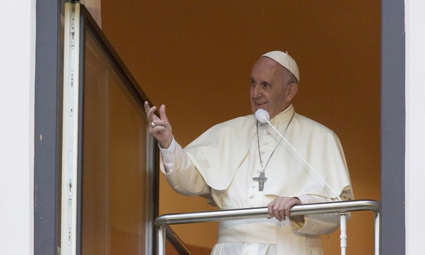 Papież znów w oknie: podpowiem wam trzy słowa