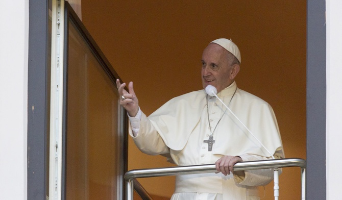 Papież znów w oknie: podpowiem wam trzy słowa