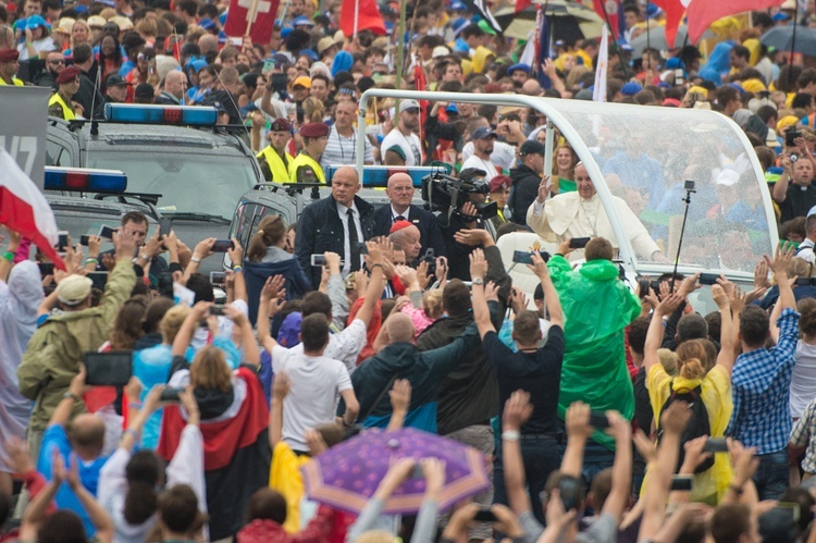 Ze świętymi i Franciszkiem na Błoniach