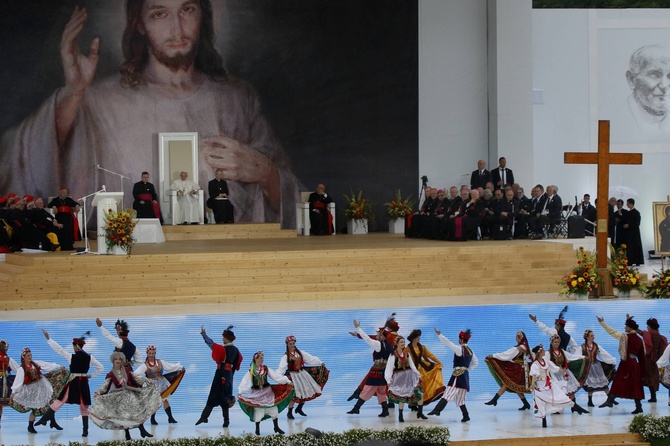 Młodzi zmierzają na Błonia na spotkanie z papieżem