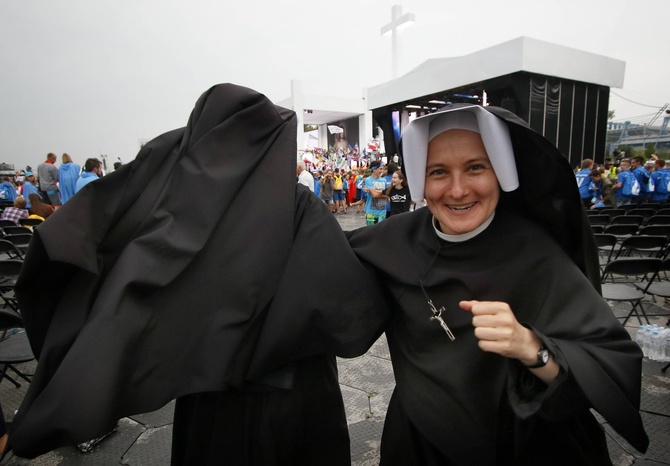 Młodzi zmierzają na Błonia na spotkanie z papieżem