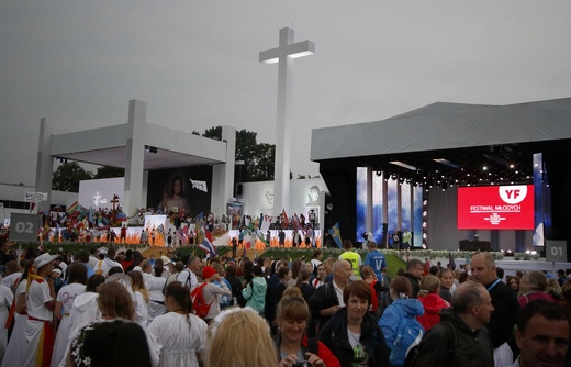 Młodzi zmierzają na Błonia na spotkanie z papieżem