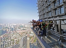 Pierwszy krok w chmurach - za oknem 88. piętra