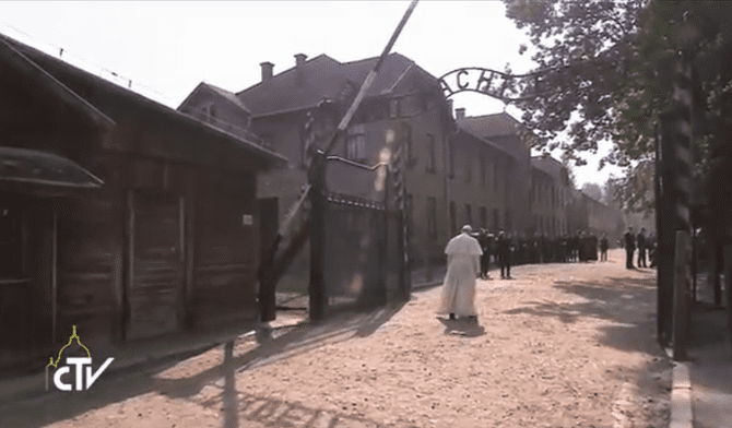 Papież w byłym obozie Auschwitz-Birkenau