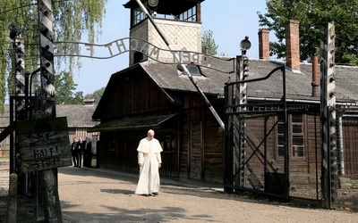 Papież przeszedł przez bramę "Arbeit Macht Frei"