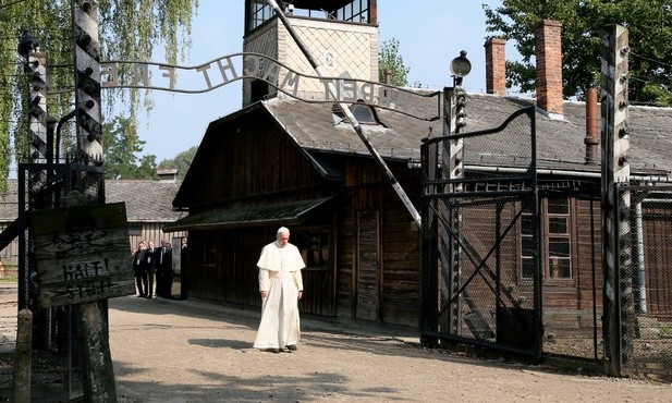 Papież przeszedł przez bramę "Arbeit Macht Frei"