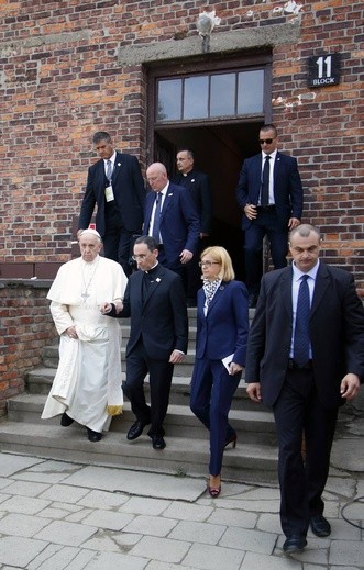 Papież w Auschwitz. Poruszające zdjęcia