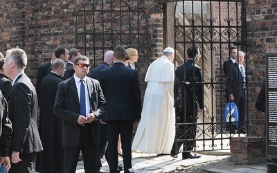 Papież w Auschwitz. Poruszające zdjęcia
