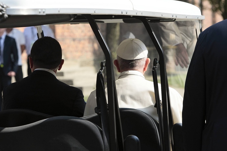 Papież w Auschwitz. Poruszające zdjęcia