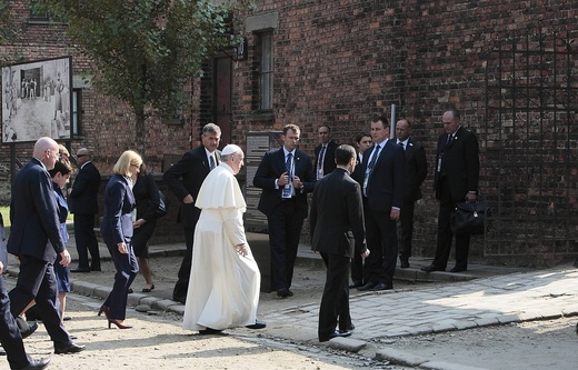 Papież w Auschwitz. Poruszające zdjęcia