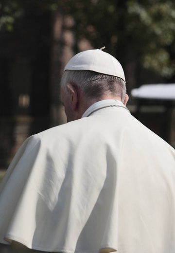 Papież w Auschwitz. Poruszające zdjęcia