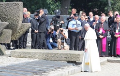 Papież Franciszek w skupieniu i ciszy zatrzymywał się nad kolejnymi tablicami ofiar obozu