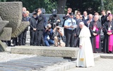 Papież Franciszek w skupieniu i ciszy zatrzymywał się nad kolejnymi tablicami ofiar obozu