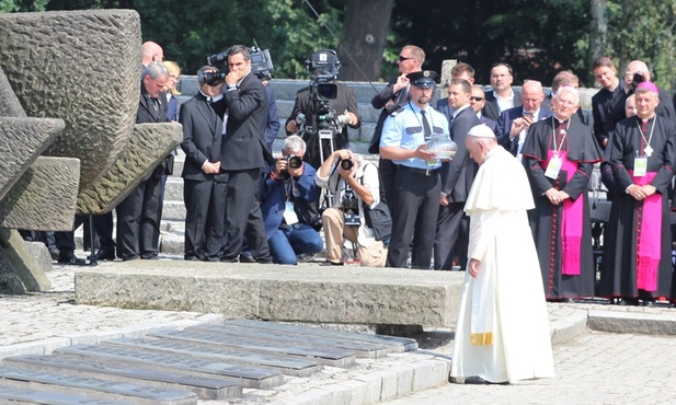 Papież Franciszek w skupieniu i ciszy zatrzymywał się nad kolejnymi tablicami ofiar obozu