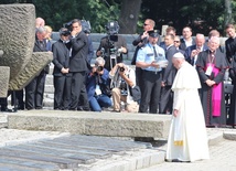Papież Franciszek w skupieniu i ciszy zatrzymywał się nad kolejnymi tablicami ofiar obozu