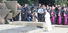 Papież Franciszek w skupieniu i ciszy zatrzymywał się nad kolejnymi tablicami ofiar obozu