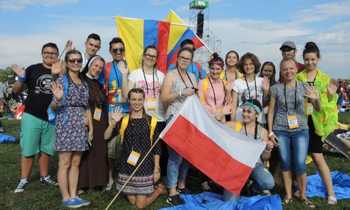 Młodzi z żywieckiej parafii konkatedralnej ze swoimi opiekunami i przyjaciółmi