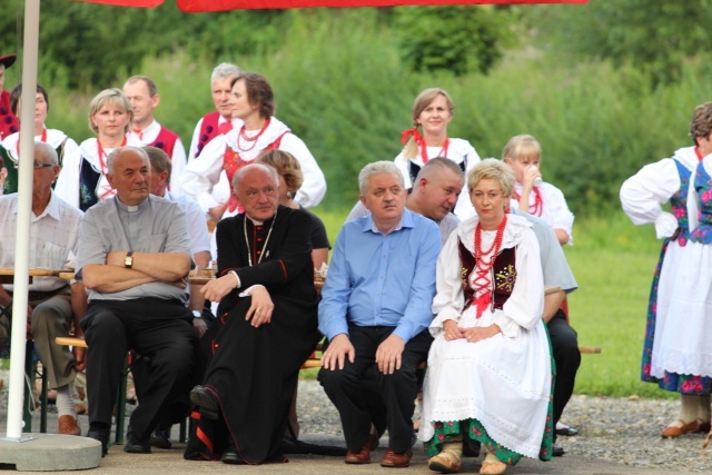 Kard. Kazimierz Nycz z włoskimi pielgrzymami ŚDM w Starej Wsi