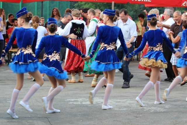 Kard. Kazimierz Nycz z włoskimi pielgrzymami ŚDM w Starej Wsi