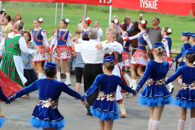 Kard. Kazimierz Nycz z włoskimi pielgrzymami ŚDM w Starej Wsi