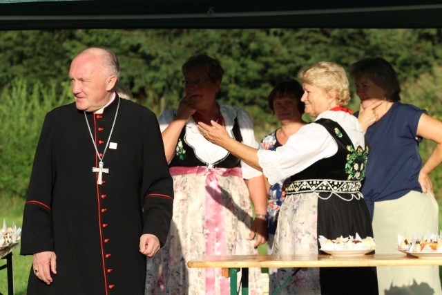 Kard. Kazimierz Nycz z włoskimi pielgrzymami ŚDM w Starej Wsi