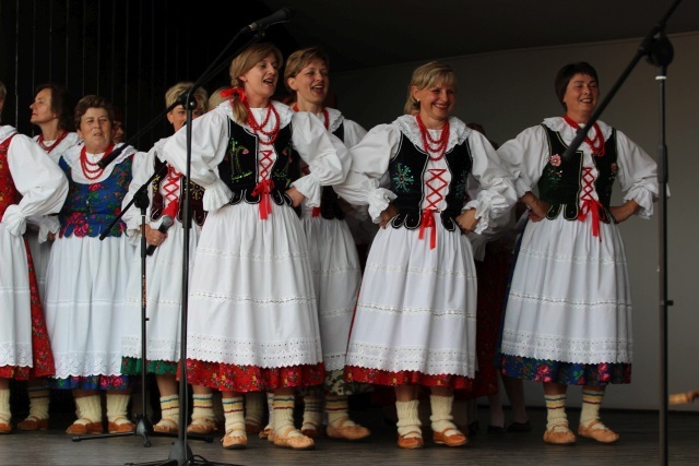 Kard. Kazimierz Nycz z włoskimi pielgrzymami ŚDM w Starej Wsi