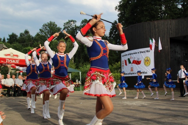 Kard. Kazimierz Nycz z włoskimi pielgrzymami ŚDM w Starej Wsi