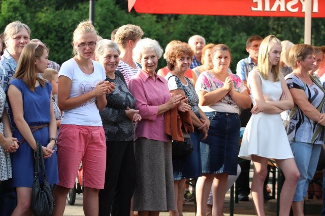 Kard. Kazimierz Nycz z włoskimi pielgrzymami ŚDM w Starej Wsi