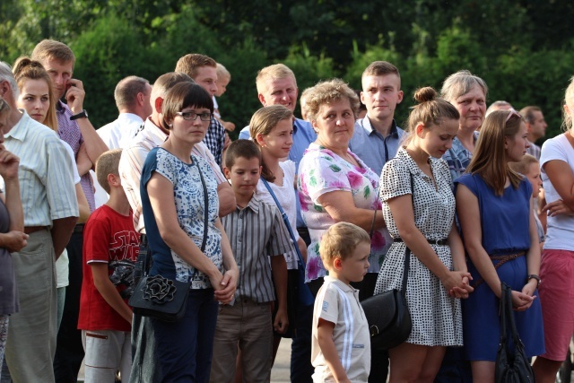 Kard. Kazimierz Nycz z włoskimi pielgrzymami ŚDM w Starej Wsi