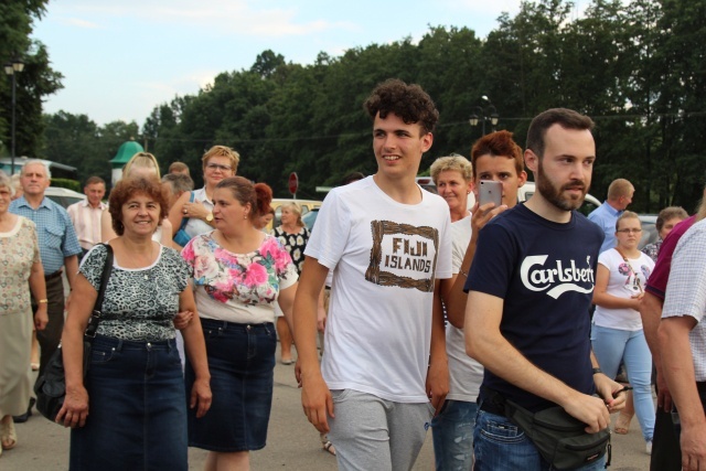 Kard. Kazimierz Nycz z włoskimi pielgrzymami ŚDM w Starej Wsi