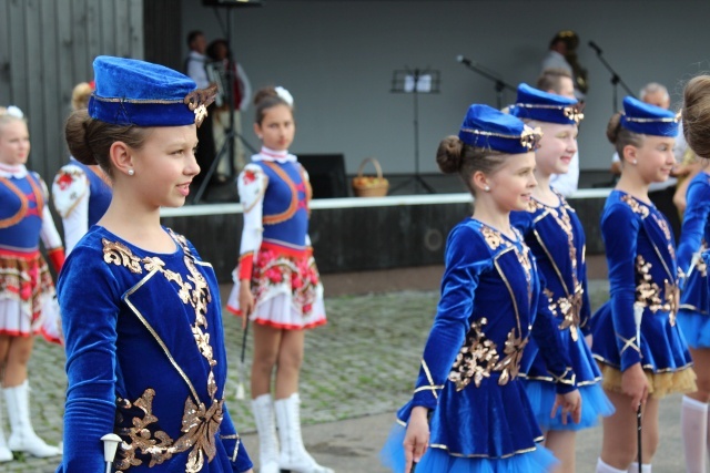 Kard. Kazimierz Nycz z włoskimi pielgrzymami ŚDM w Starej Wsi