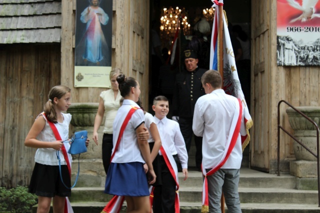 Kard. Kazimierz Nycz z włoskimi pielgrzymami ŚDM w Starej Wsi