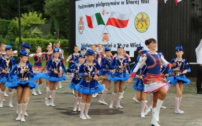 Mażoretki wystąpiły na powitanie włoskich pielgrzymów