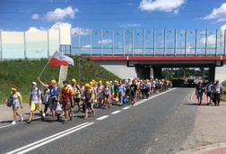 Piesza wędrówka młodzieży z diecezji radomskiej na miejsce czuwania i Mszy św. w Brzegach koło Krakowa 