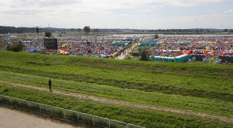 Morze pielgrzymów zalewa Pole Miłosierdzia