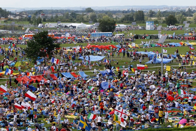 Morze pielgrzymów zalewa Pole Miłosierdzia